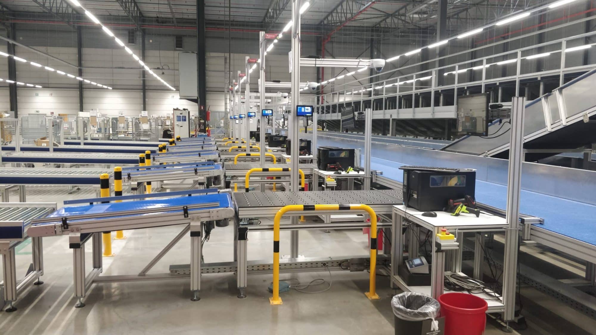 A setup of different belt conveyors to optimize the intralogistic process of companies.