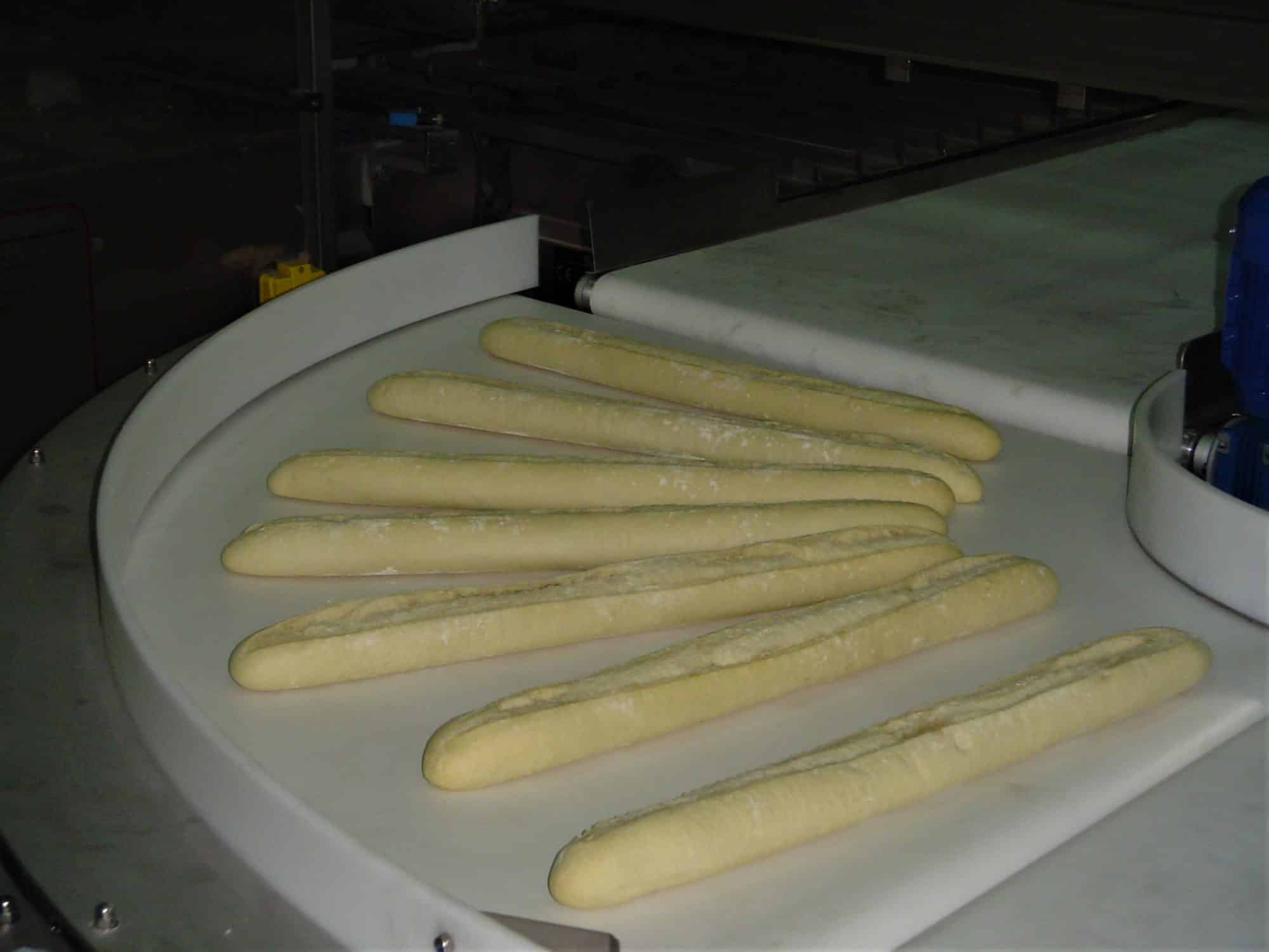 On this curved conveyor belt for food industry, loos products can be easily transported throughout a factory.