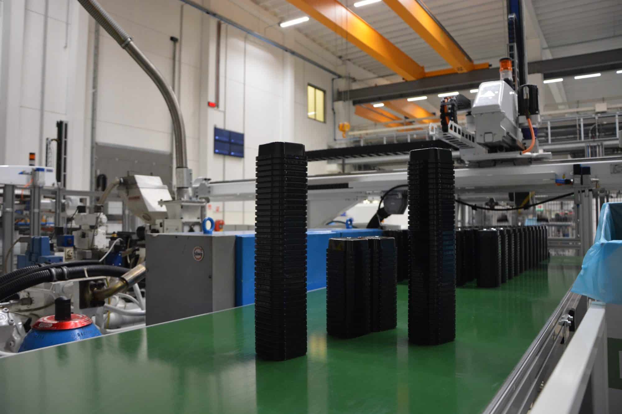 Small plastic containers are transported internally thanks to an Easy Conveyors system.