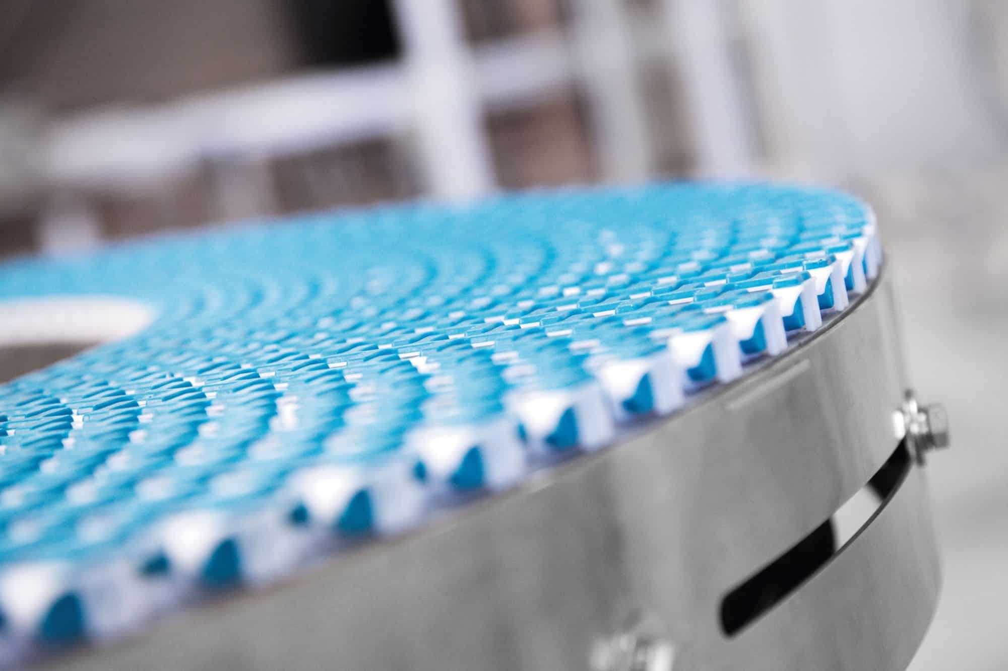 Showing a detailed photo of a curve in a EMBS chain conveyor