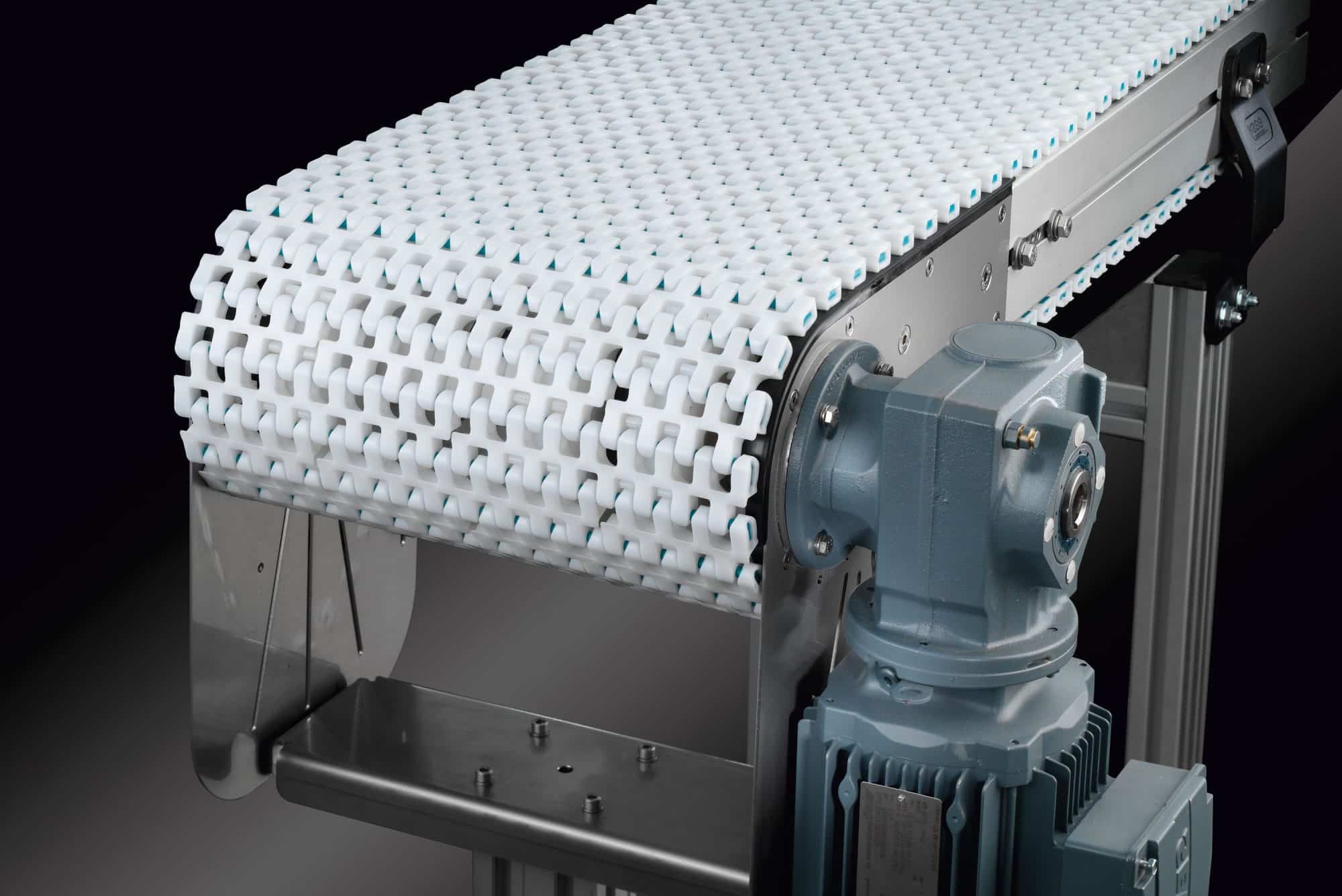 Showing our EMBS chain conveyors, with clear view on the chains. It is the perfect fit for companies who need to transport large and bulky products.