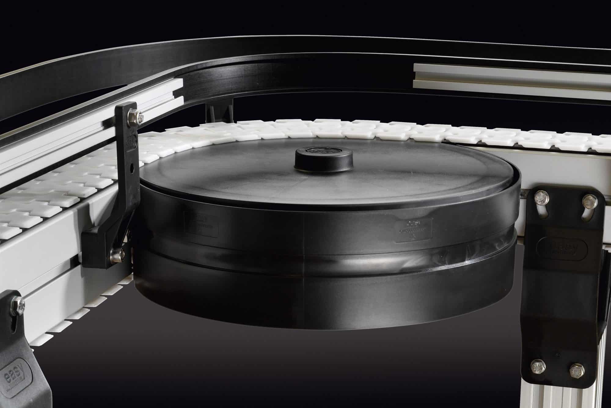 Narrow horizontal curves allow conveyors to be placed close to machines, helping you to save floor space and optimize your space.