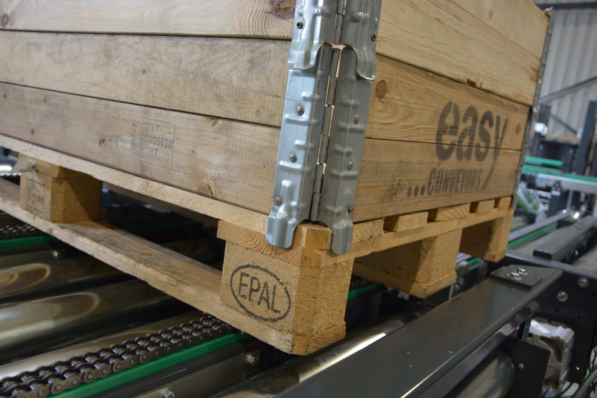 Detail of our conveyor systems for pallets. They are very sturdy, able to withstand the most challenging factory environments.