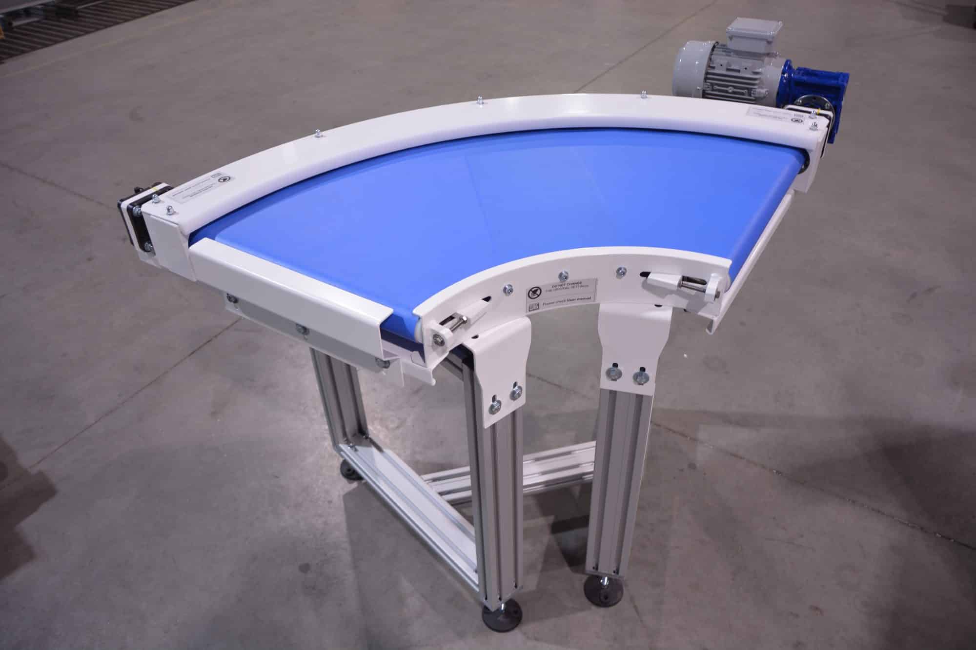 We use modular components to build fully equipped curved conveyor belts.
