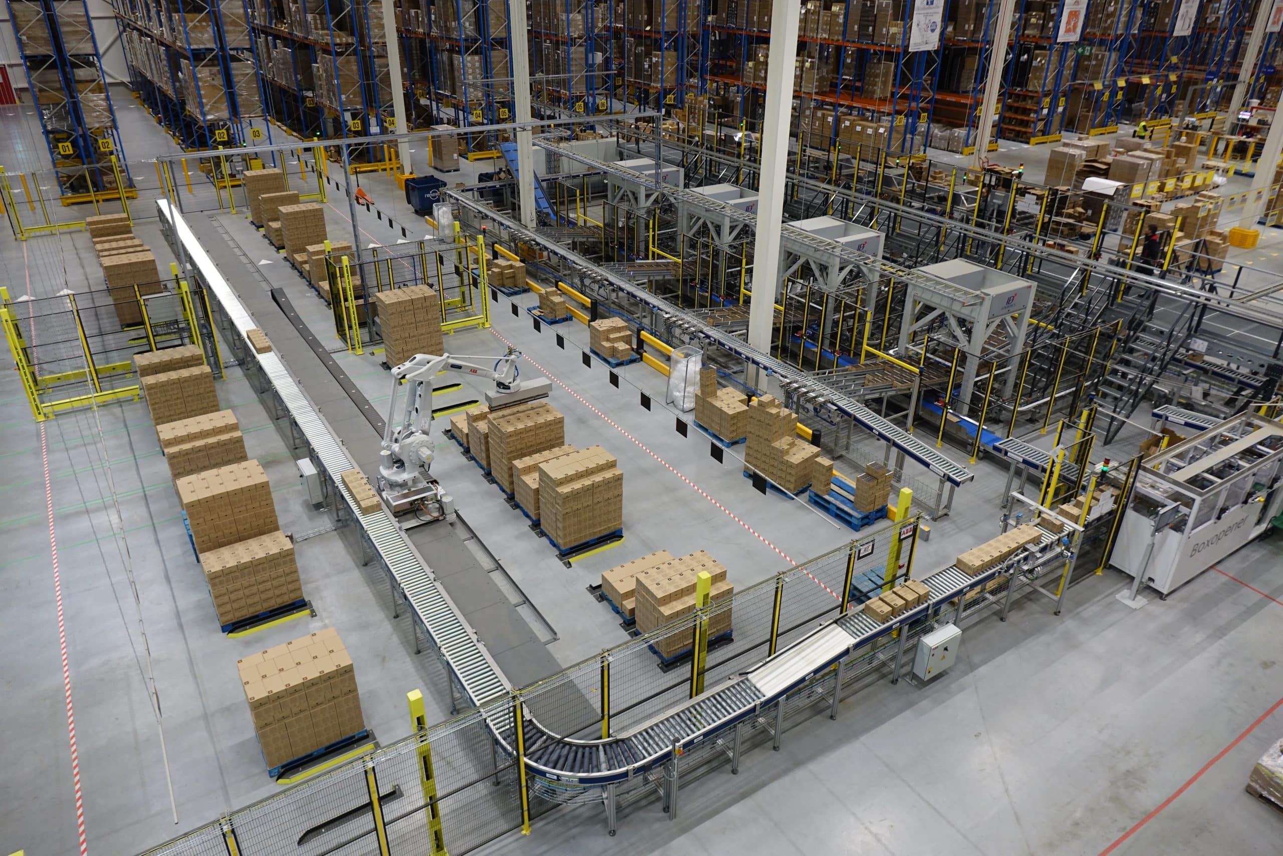 Overview of a warehouse/logistic department in a fabric of Nespresso. A conveyor system - built with modular components of Easy Conveyors - runs through the whole area.