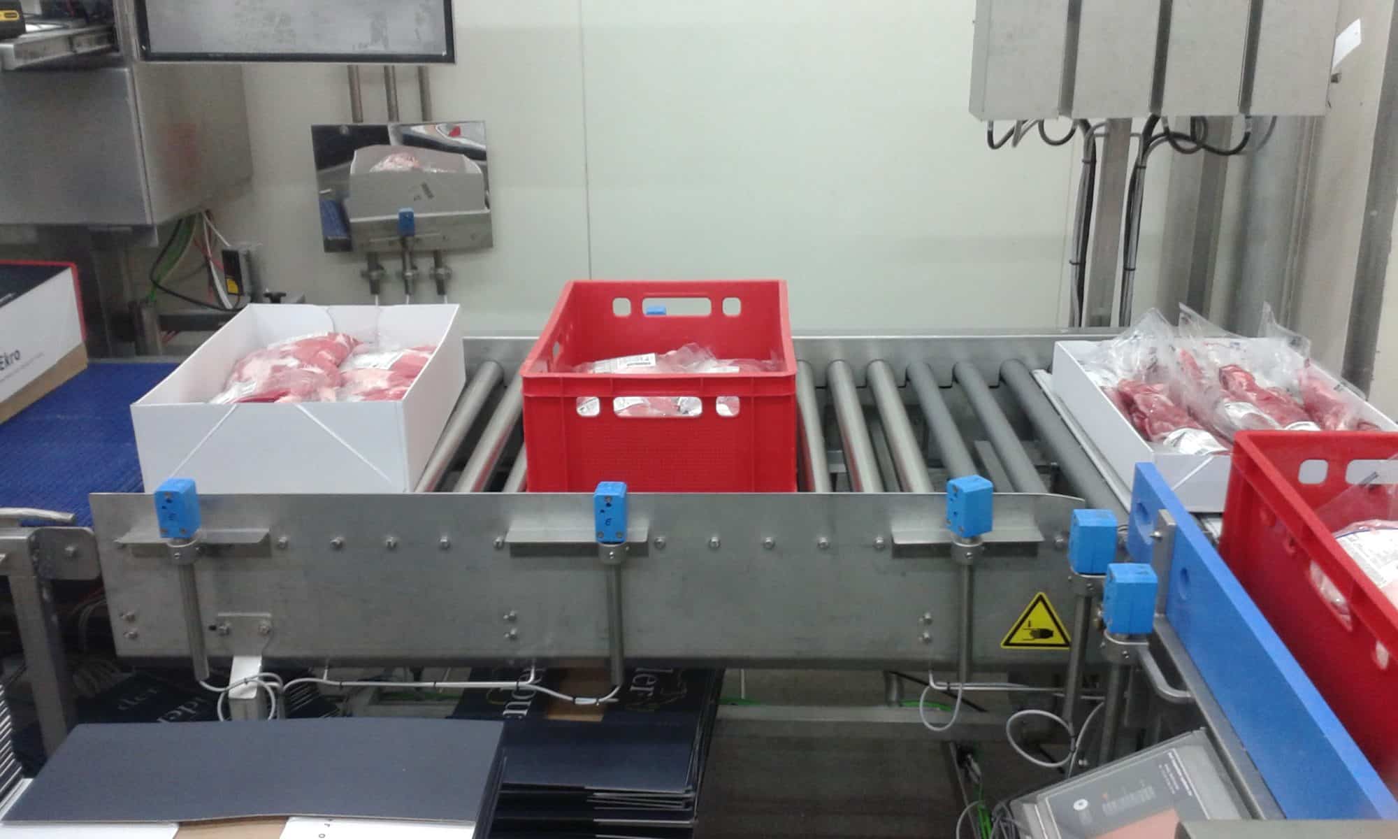 We offer a broad range of box conveyor belts, roller conveyors and chain conveyor. Here you can see a roller conveyor transporting plastic boxes or crates.